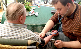 Blutdruck messen bei einem alten Herrn in der Bezugspflege