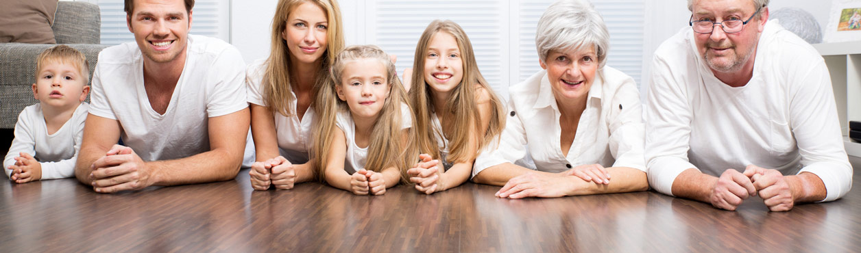 Großfamilie auf Holzboden im Ratgeber Bodenbeläge Berlin