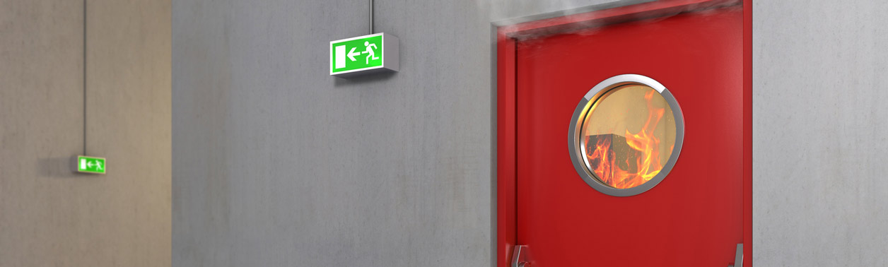 Brandschutzberatung kann Leben retten. Hier brennt es hinter der Feuerschutztür