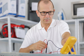 Inder fachwerkstatt für die Reparatur von professionell geutzten Elektrogeräten
