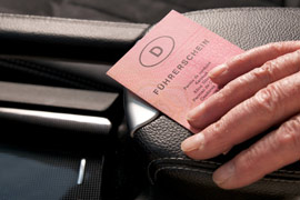 Hand mit Führerschein