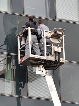 Galsafassade in Berlin wird mit einem Spezialaufzug von aussen gereinigt