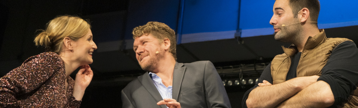 Eine besondereFirmenveranstaltung in Berlin ist der Besuch im politischen Kabarett "Die Stachelschweine"