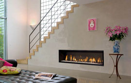 Gaskamin unter der Treppe eingebaut