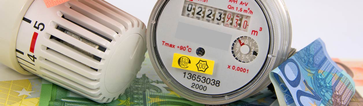 Wasserzähler, Heizungs-Thermostat, Geldscheine