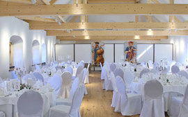 Festsaal im Schlossgut Altlandsberg für Hochzeiten hergerichtet