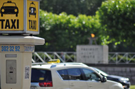 Immer in der Nähe eine Taxirufsaeule in Berlin