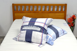 Kopfkissen mit seiorengerchten Bezügen auf einem Seniorenbett