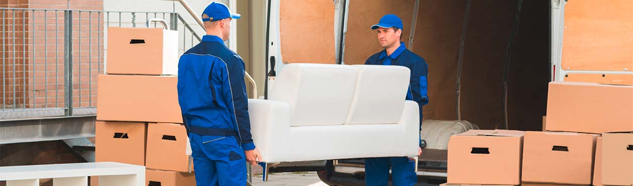 Umzugsunternehmen lädt Möbel einen Transporter