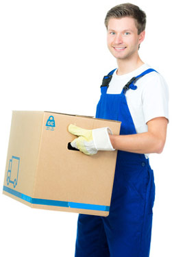Freundlicher Mitarbeiter eines Umzugsunternehmens in Berlin stapelt Umzugskisten