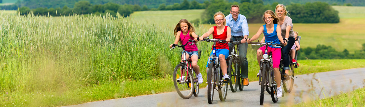 Vor Gericht in Berlin werden Verkehrsunfälle mit Modellautos nachgestellt in Verfahren zum Verkehrsunfallrecht